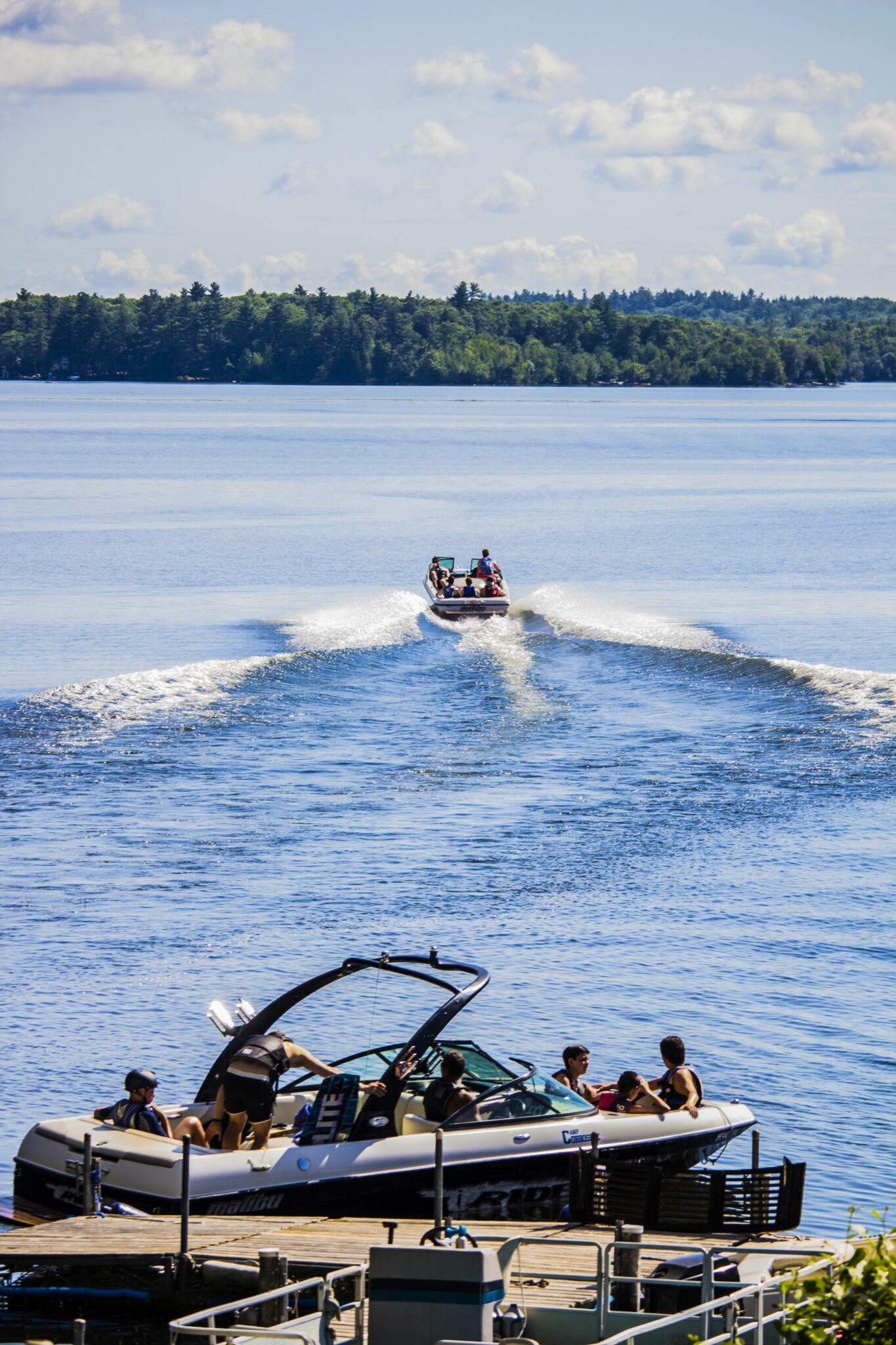 ski boats leaving